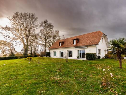 Maison à vendre 438 000 € 6 pièces 4 chambres 200 m² 3 000 m² de terrain Sauveterre-de-Béarn 64390