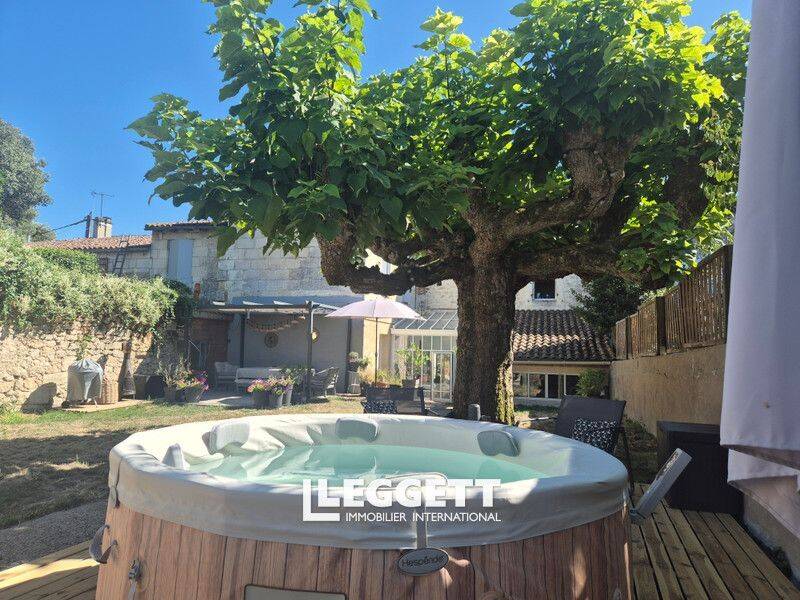 Maison 9 pièces 300 m² · à Fronsac · 300 m² · 588 300 €