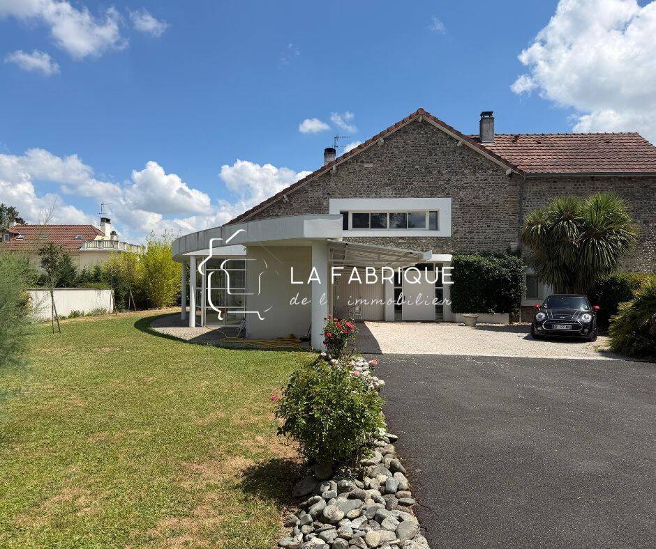 Maison 8 pièces 273 m² · à Gelos · 273 m² · 720 000 €
