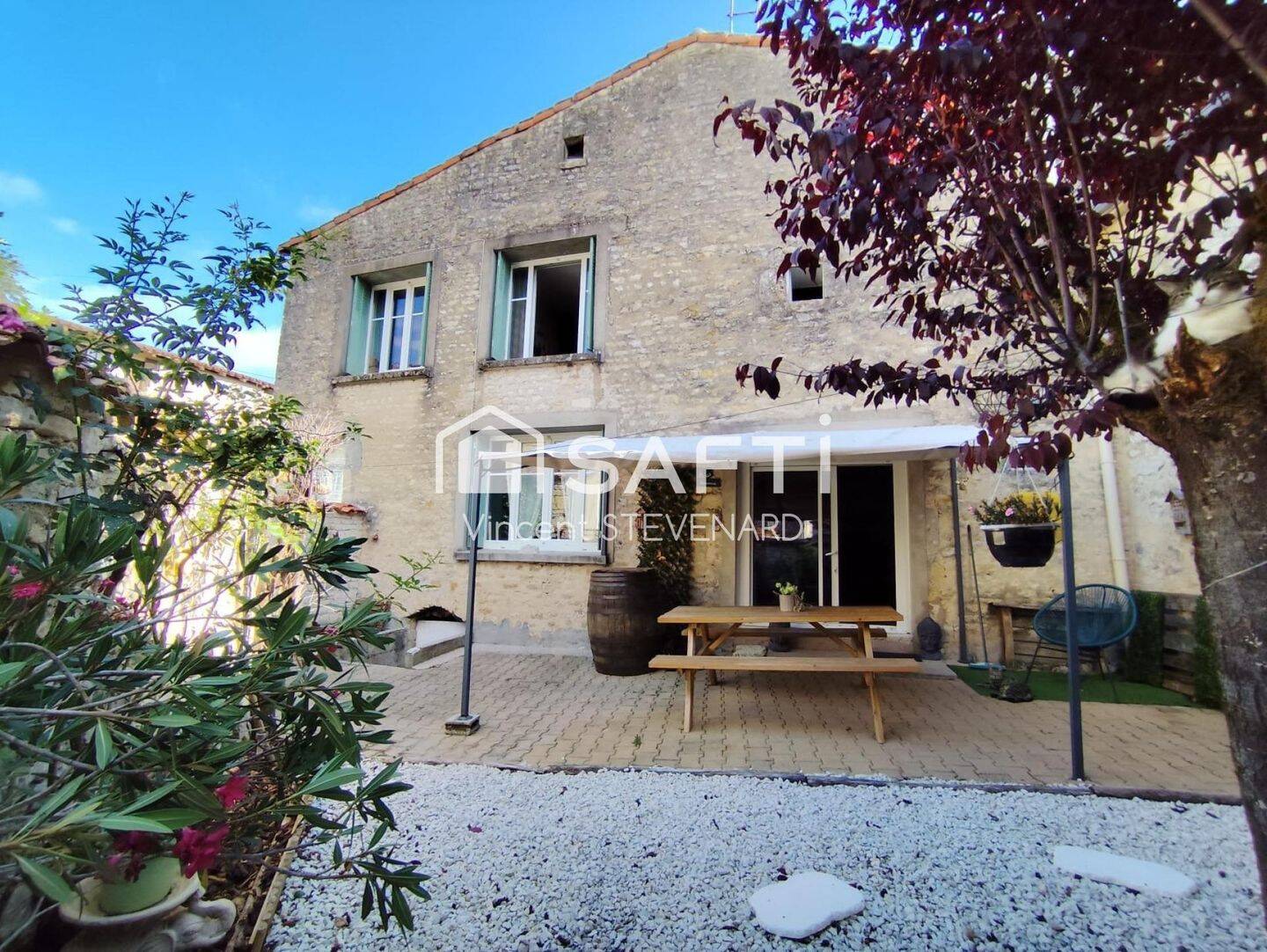 Maison 6 pièces 154 m² · à Aigre · 154 m² · 129 000 €