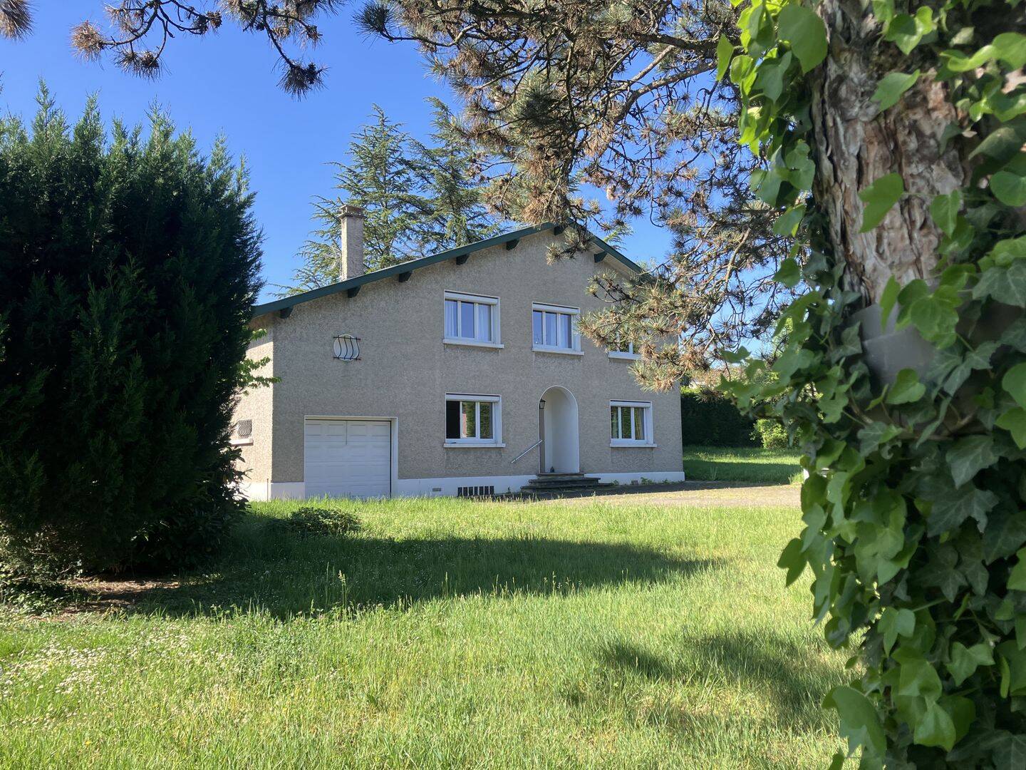 Maison 7 pièces 167 m² · à Saint-Genis-les-Ollières · 167 m² · 380 000 €