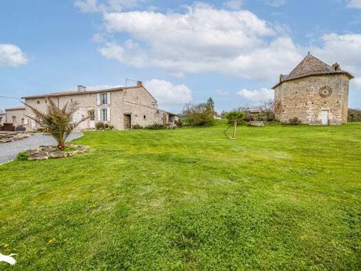 Maison à vendre 289 926 € 7 pièces 3 chambres 241 m² 6 824 m² de terrain Luché-sur-Brioux 79170