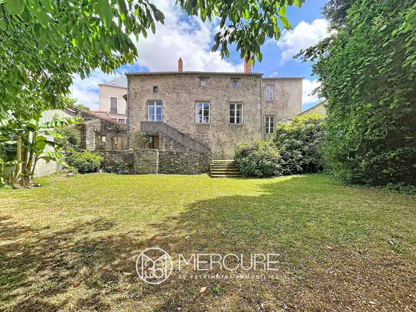 Maison 9 pièces 350 m² · à Parthenay · 350 m² · 360 400 €
