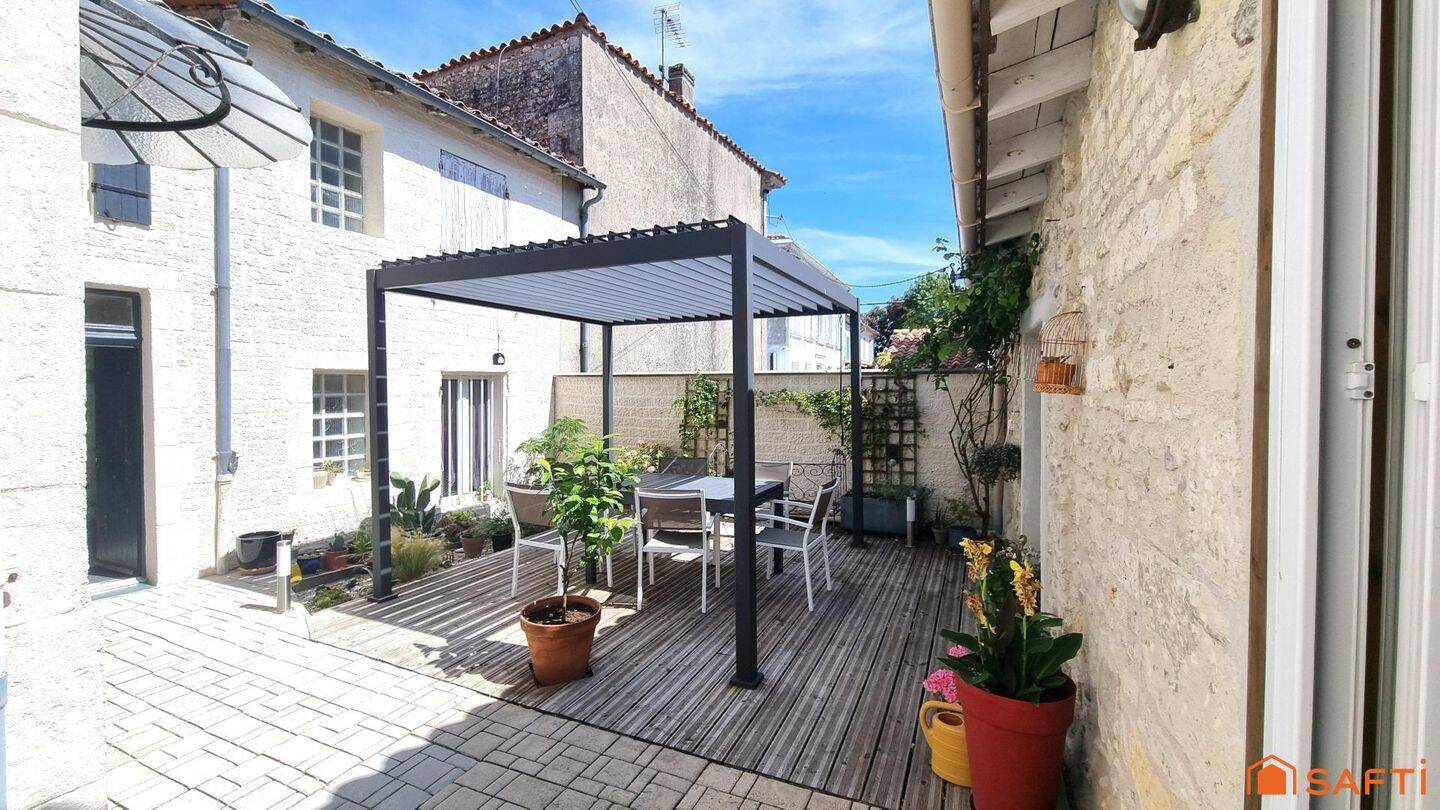 Maison 9 pièces 204 m² · à Mortagne-sur-Gironde · 204 m² · 282 900 €