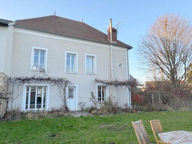 Maison 8 pièces 205 m² · à Orgeval · 205 m² · 3 000 €