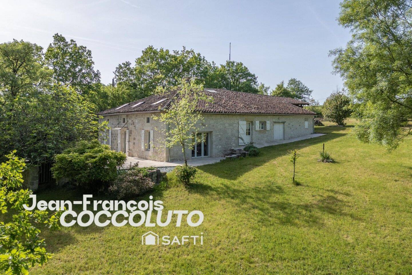Maison en pierre à la campagne