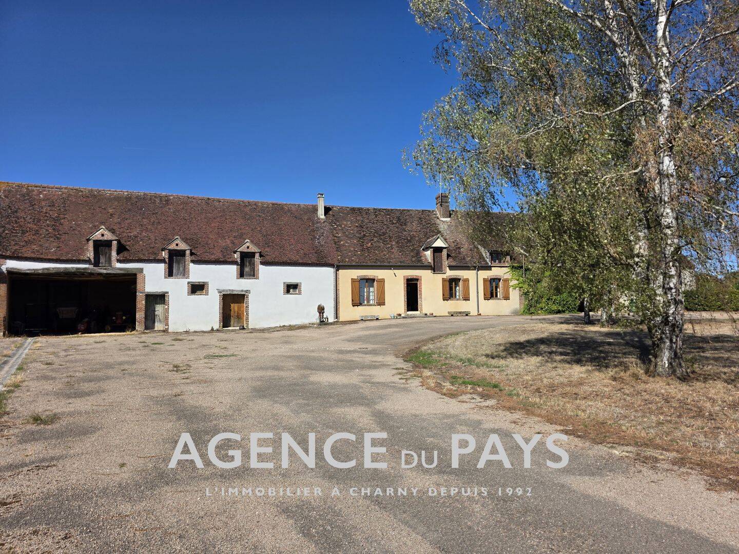 Maison 6 pièces 141 m² · à Charny Orée de Puisaye · 141 m² · 138 000 €
