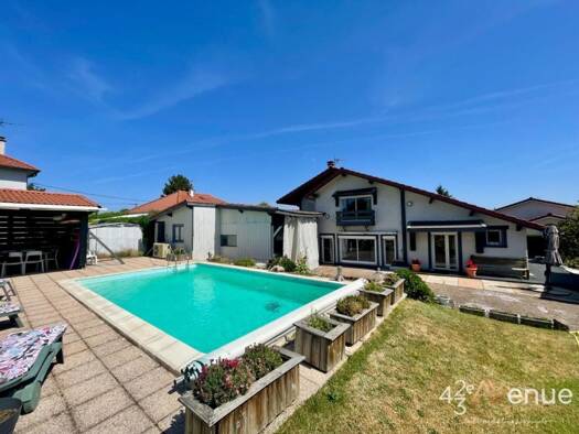 Maison de ville à vendre 325 000 € 5 pièces 3 chambres 201 m² 1 030 m² de terrain Saint-Ferréol-d'Auroure 43330