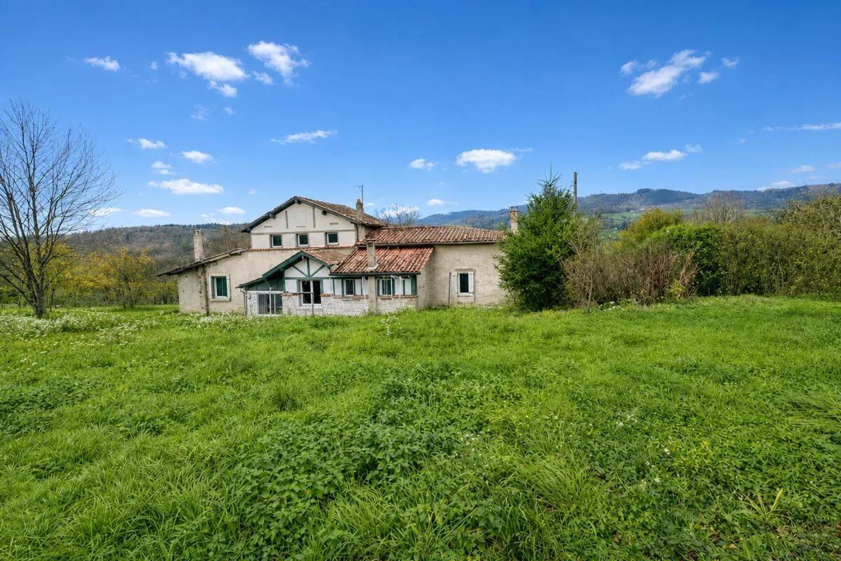 Maison 8 pièces 210 m² · à Vollore-Ville · 210 m² · 110 000 €
