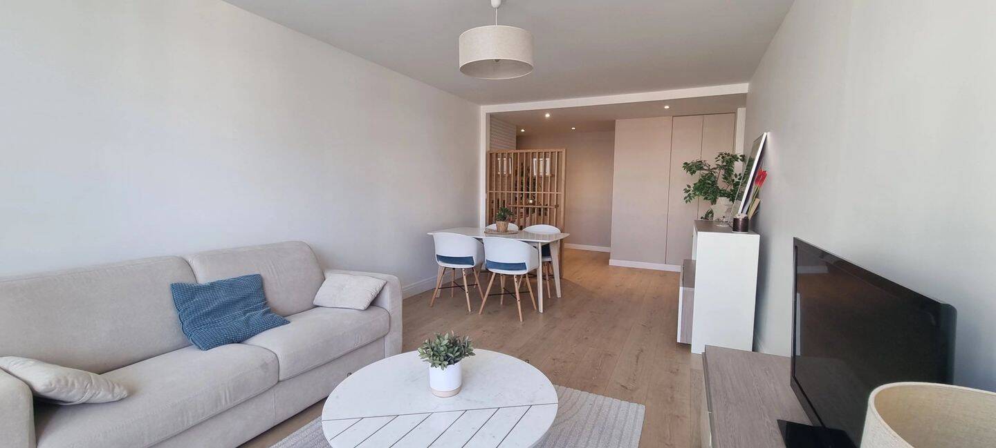 Appartement à louer 3450 € 3 450 € /mois charges comprises Investissez dans l’immobilier 4 pièces • 3 chambres • 97,7 m² • 6ème étage Didot-Porte de Vanves, Paris 14ème arrondissement (75014) 4 13 28 38 58 4 de plus Calculer un temps de trajet Pour aller au travail, à l’école, ... - photo 1
