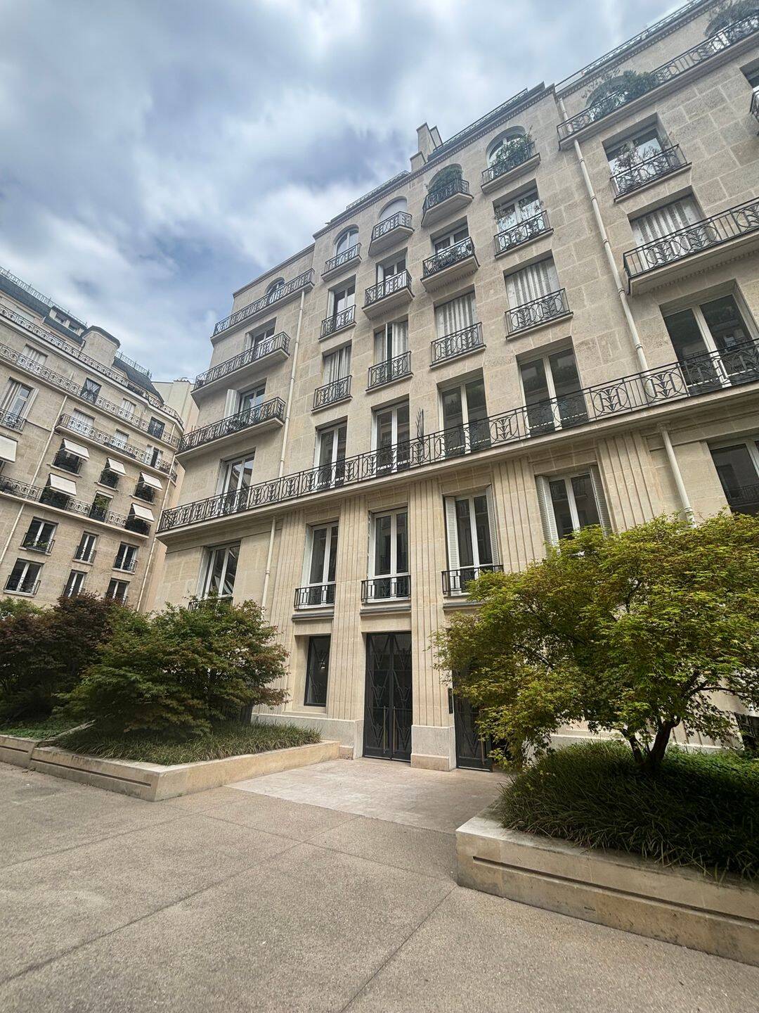 Appartement 5 pièces 304 m² · à Paris 16ème Arrondissement · 304,1 m² · 9 668 €