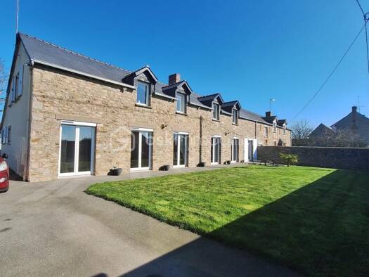 Maison à vendre 249 900 € 8 pièces 6 chambres 199 m² 707 m² de terrain Aron 53440