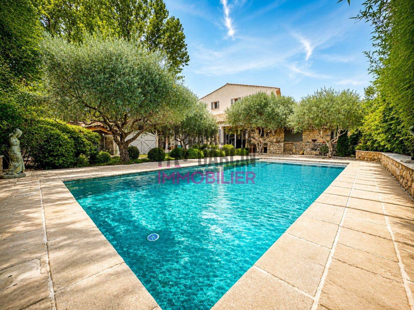 Maison 12 pièces 460 m² · à Mormoiron · 460 m² · 1 080 000 €