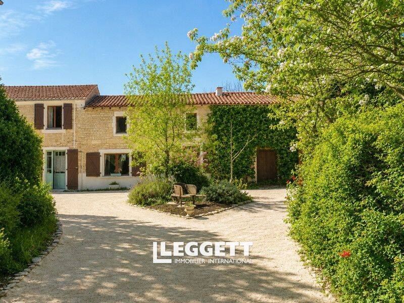 Maison 7 pièces 198 m² · à Courcôme · 198 m² · 199 950 €