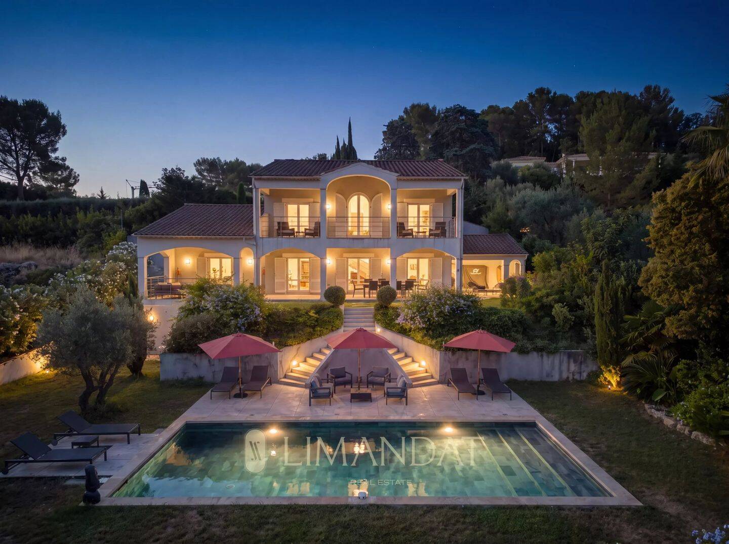 Maison 9 pièces 260 m² · à Mougins · 260 m² · 11 000 €