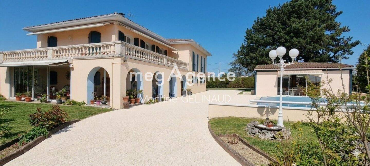 Maison 10 pièces 217 m² · à Saintes · 217 m² · 451 500 €