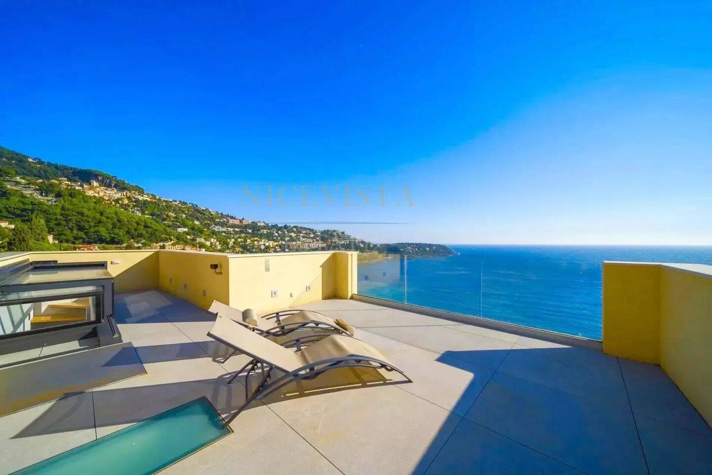 Maison 6 pièces 170 m² · à Roquebrune-Cap-Martin · 170 m² · 15 000 €/mois