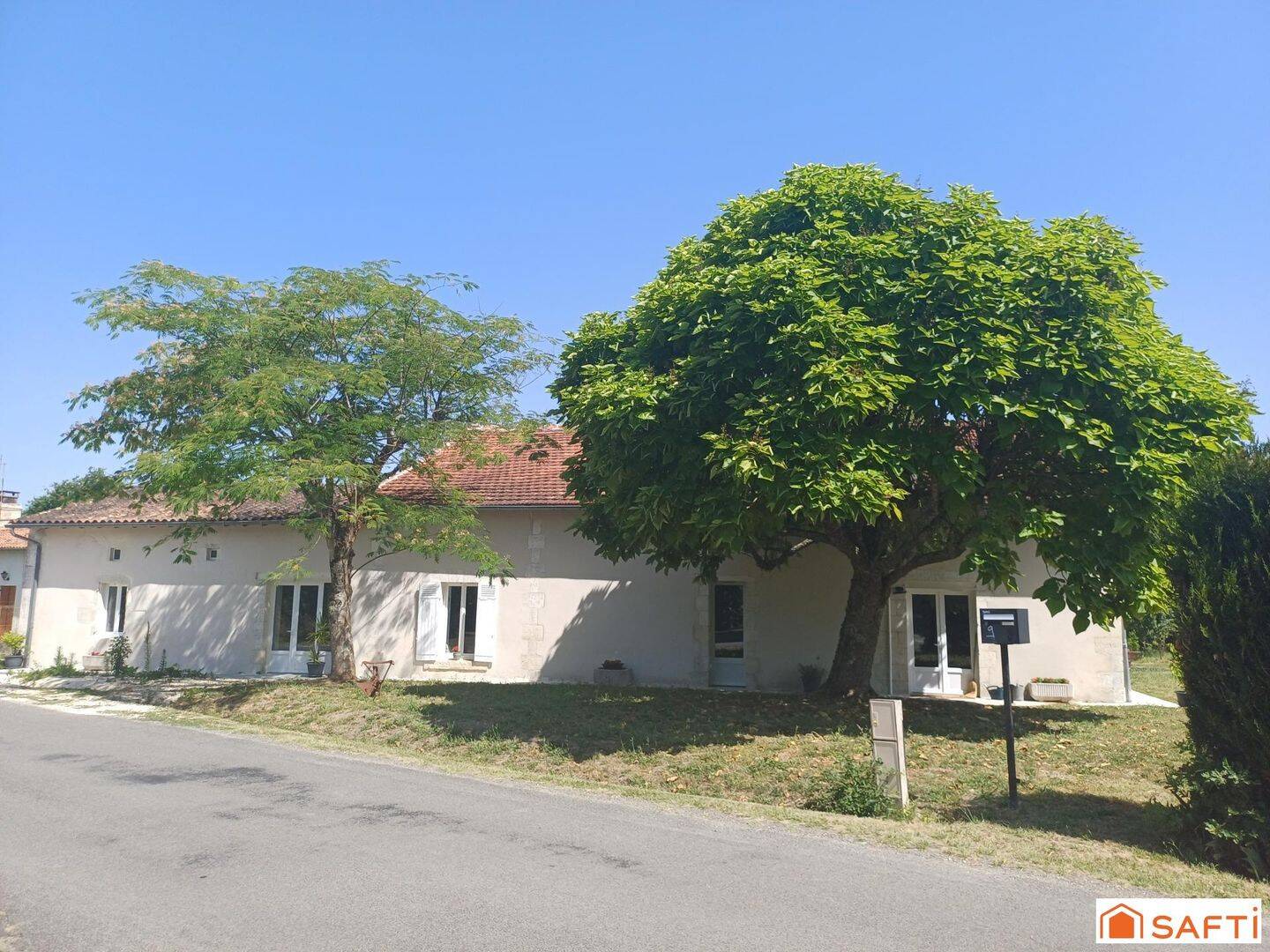 Maison 6 pièces 172 m² · à Brie-sous-Chalais · 172 m² · 230 000 €