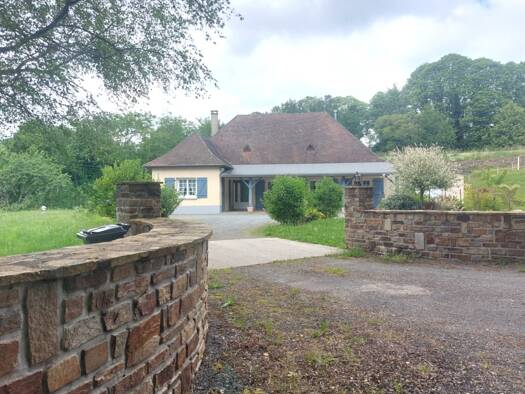 Maison à vendre 201 000 € 6 pièces 3 chambres 139 m² 7 000 m² de terrain Saint-Pierre-de-Frugie 24450