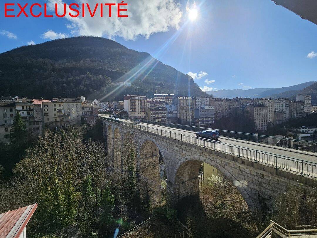 Appartement 5 pièces 159 m² · à Saint-Claude · 158,6 m² · 150 000 €