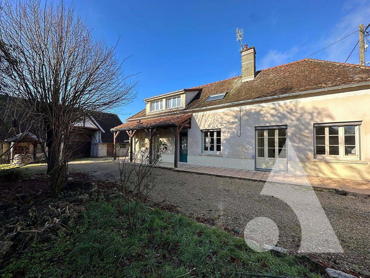 Maison 5 pièces 141 m² · à Saint-Lyé · 140,7 m² · 1 050 €