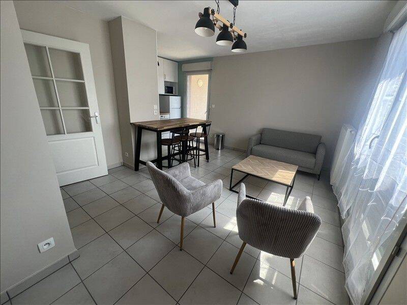 Appartement 2 pièces 41 m² · à Saint-Priest · 41 m² · 890 €