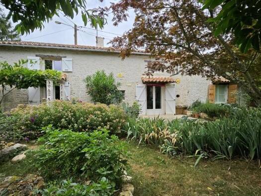 Maison à vendre 128 100 € 4 pièces 2 chambres 124 m² 678 m² de terrain Champagné-le-Sec 86510