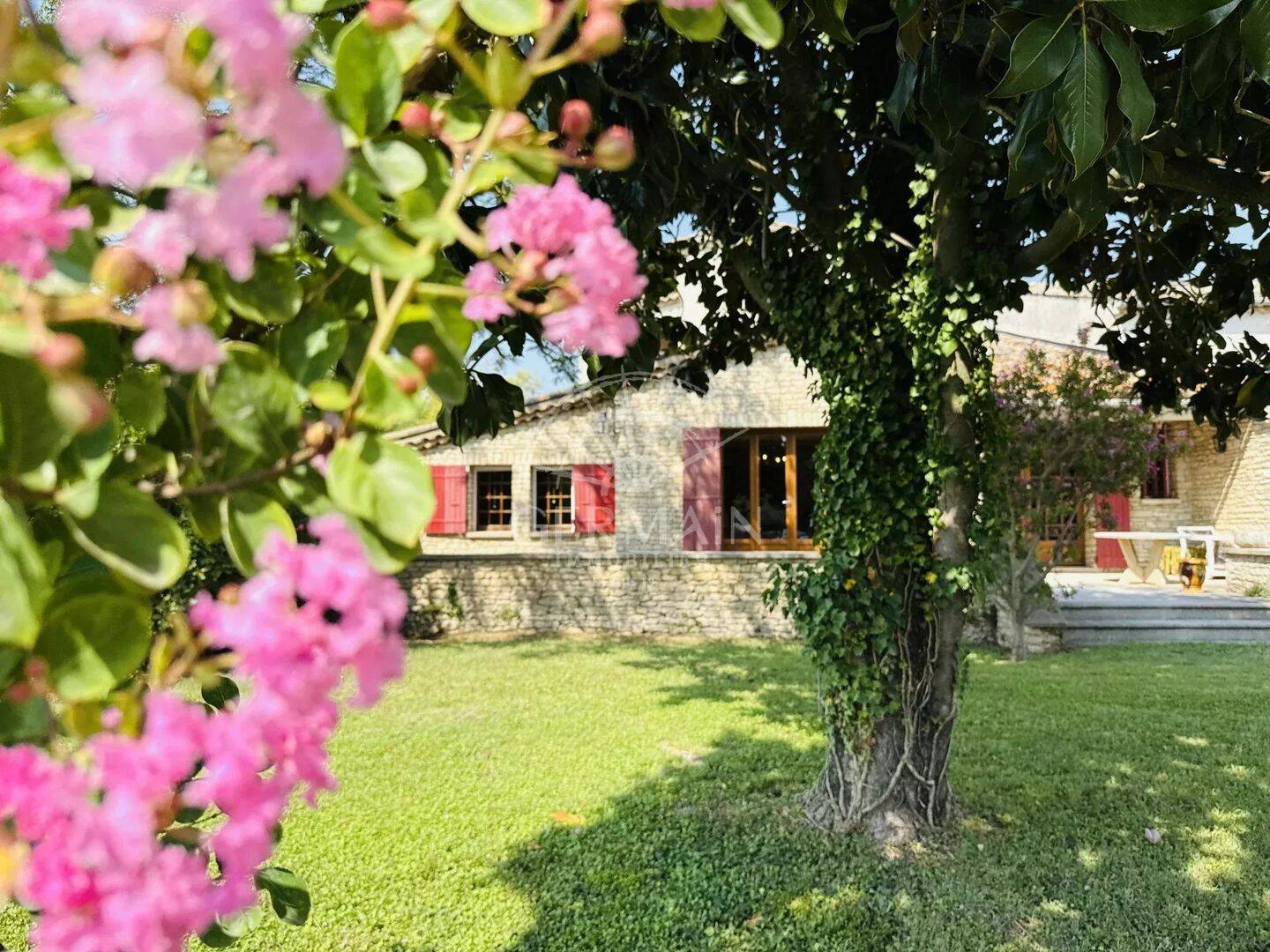 Maison 6 pièces 300 m² · à L'Isle-sur-la-Sorgue · 300 m² · 1 300 000 €