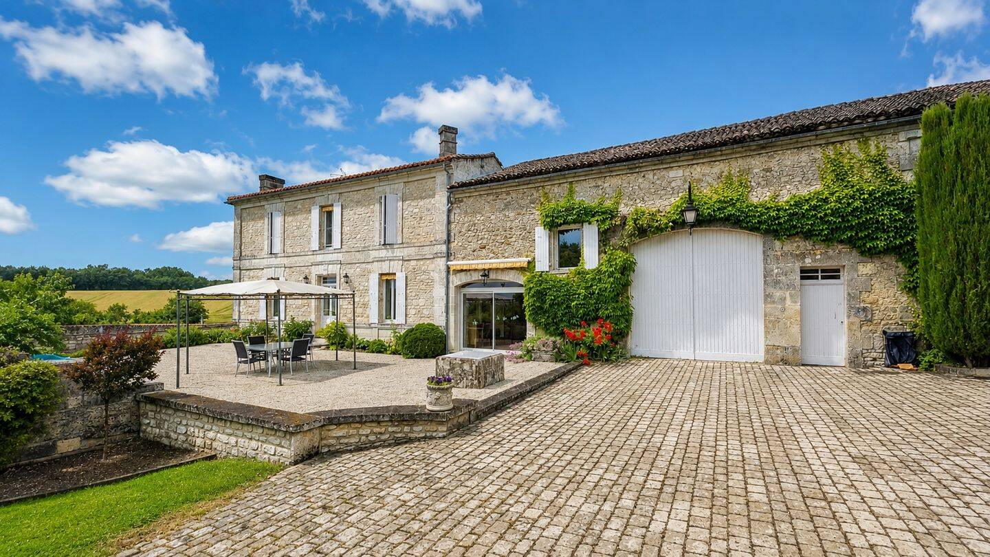 Maison 9 pièces 242 m² · à Champniers · 242 m² · 480 000 €