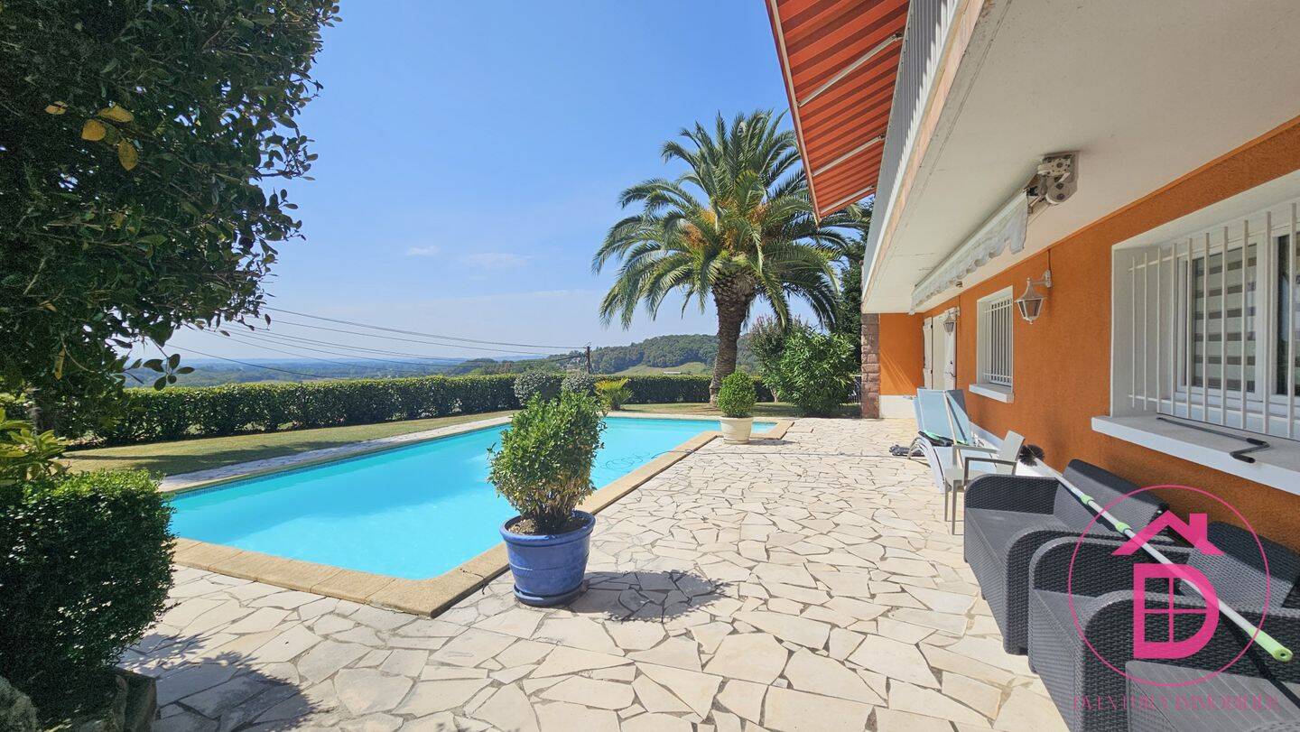 Maison 8 pièces 215 m² · à Montardon · 215 m² · 359 000 €