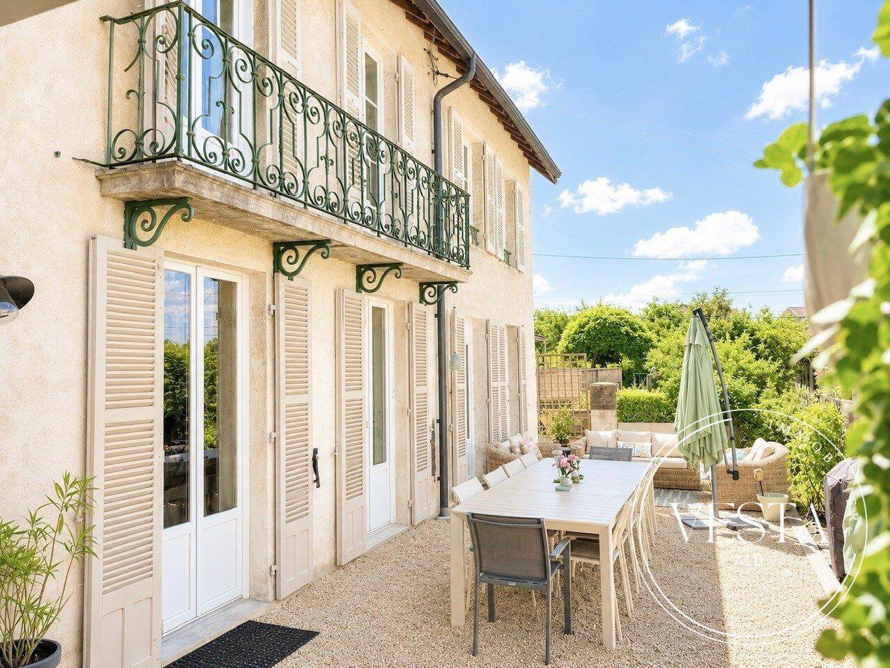 Maison 9 pièces 260 m² · à Dole · 260 m² · 605 000 €