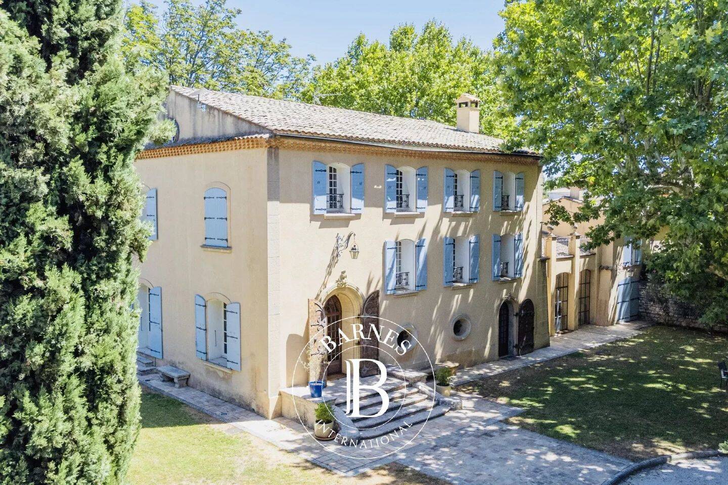 Maison 7 pièces 347 m² · à Aix-en-Provence · 346,8 m² · 7 585 €/mois