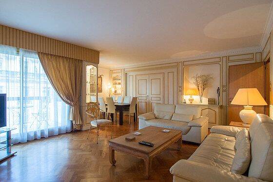 Appartement 5 pièces 154 m² · à Paris 16ème Arrondissement · 154 m² · 9 000 €