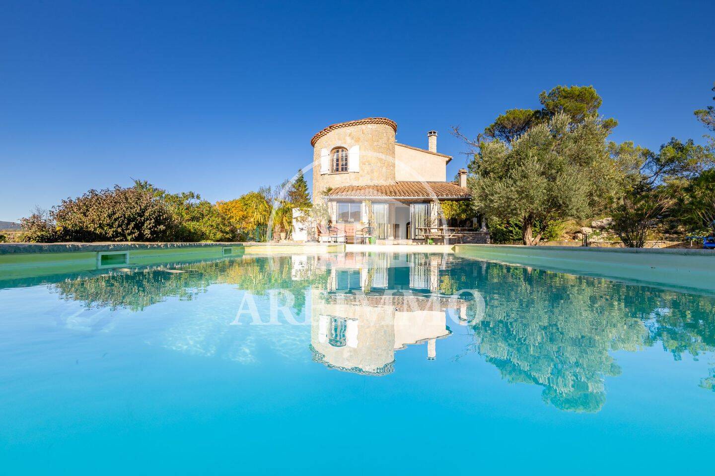 Maison 11 pièces 228 m² · à Brissac · 228 m² · 688 000 €