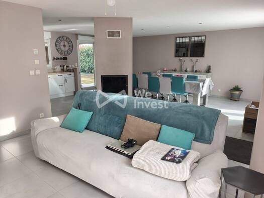 Maison de plain-pied à vendre 241 500 € 6 pièces 4 chambres 145 m² 938 m² de terrain La Chapelle-Rainsouin 53150