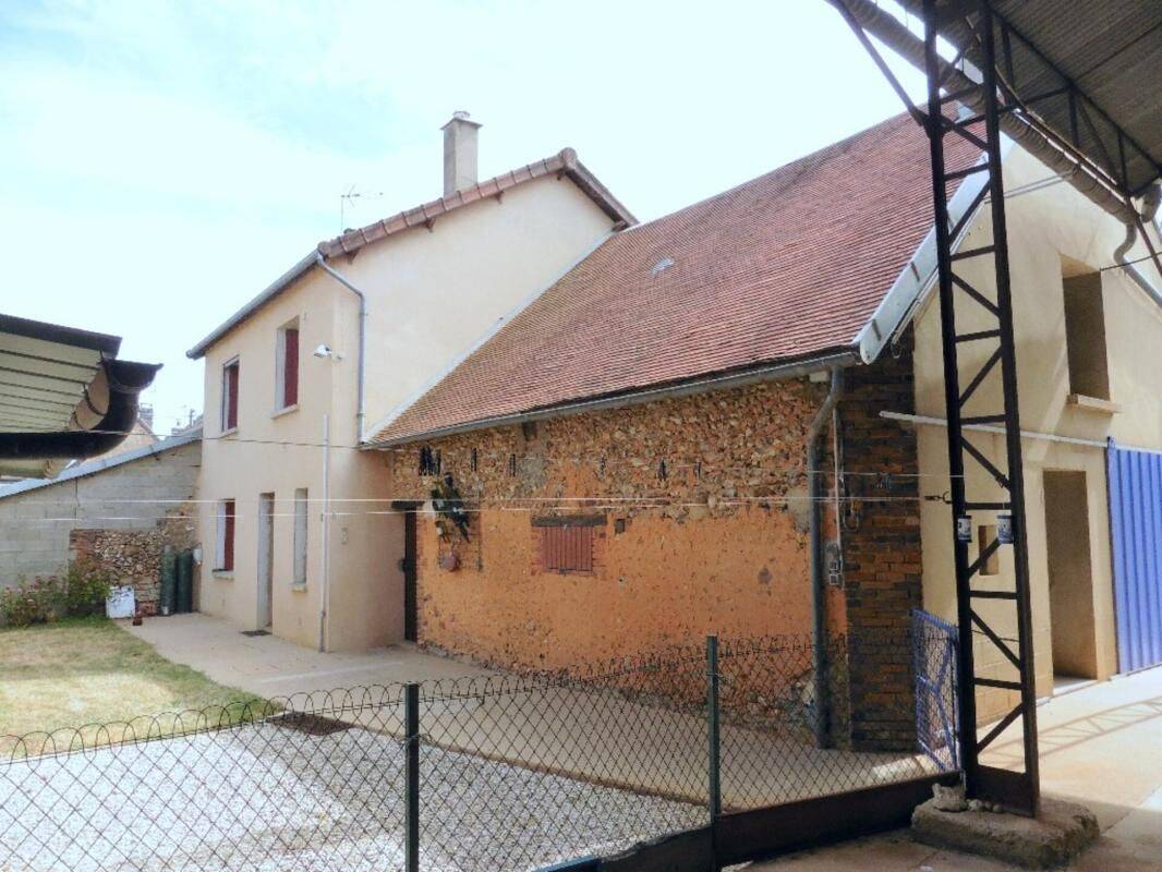 Maison 5 pièces 96 m² · à Cerisiers · 96 m² · 99 000 €