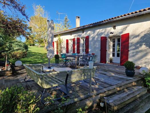 Maison à vendre 248 500 € 6 pièces 4 chambres 132 m² 6 147 m² de terrain Fontaines-d'Ozillac 17500