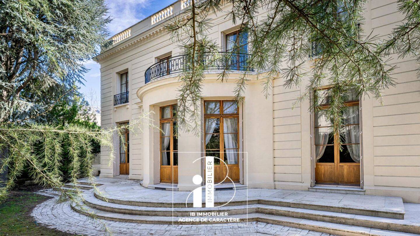 Maison 18 pièces 368 m² · à Fontainebleau · 368 m² · 2 310 000 €