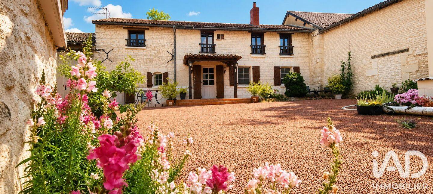 Maison 5 pièces 180 m² · à La Tour-Saint-Gelin · 180 m² · 230 000 €