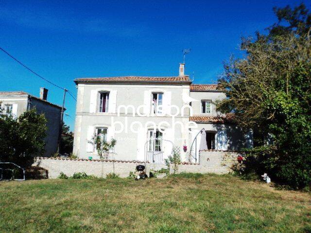 Maison 4 pièces 127 m² · à Vouhé · 126,8 m² · 799 €