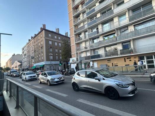 Boutique avec bail commercial 1 395 € 62 m² de surface de vente Villeurbanne 69100