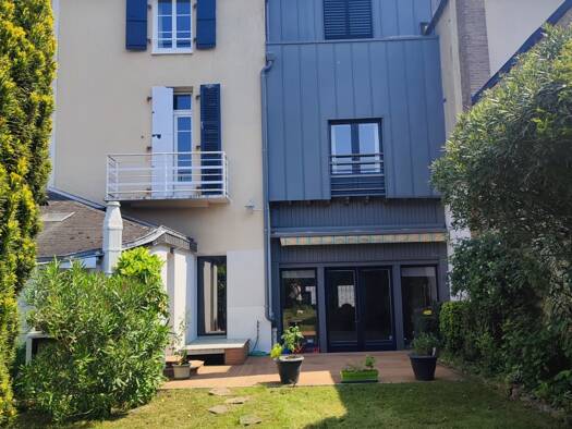 Villa à vendre 399 900 € 9 pièces 5 chambres 223 m² 306 m² de terrain Laval 53000
