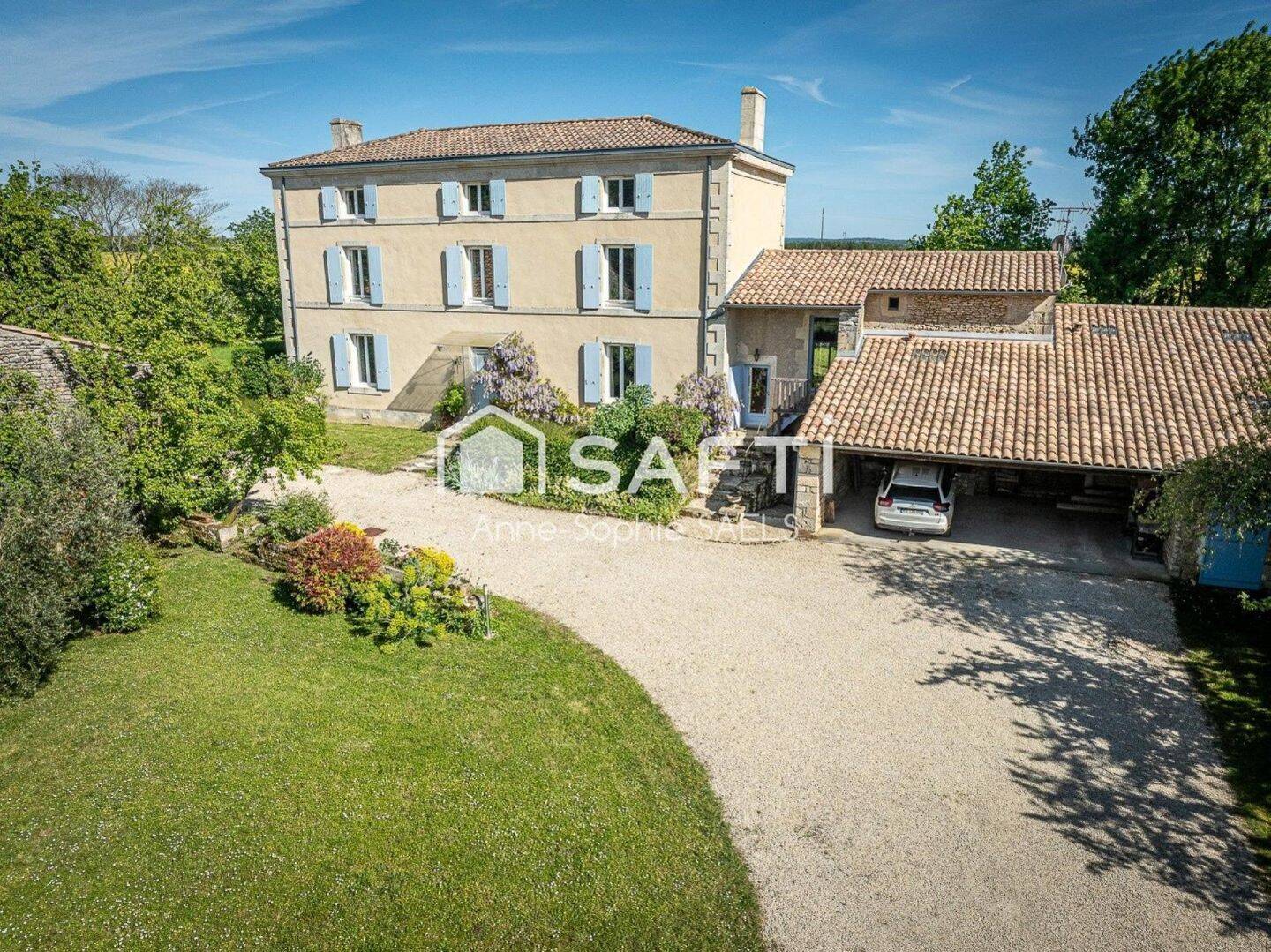 Maison 8 pièces 264 m² · à Niort · 264 m² · 400 000 €