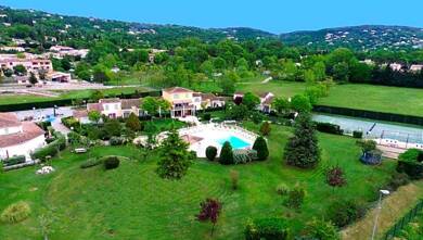 Hôtel particulier à vendre 4 830 000 € 60 pièces 36 chambres 1 216 m² 11 432 m² de terrain Montauroux 83440