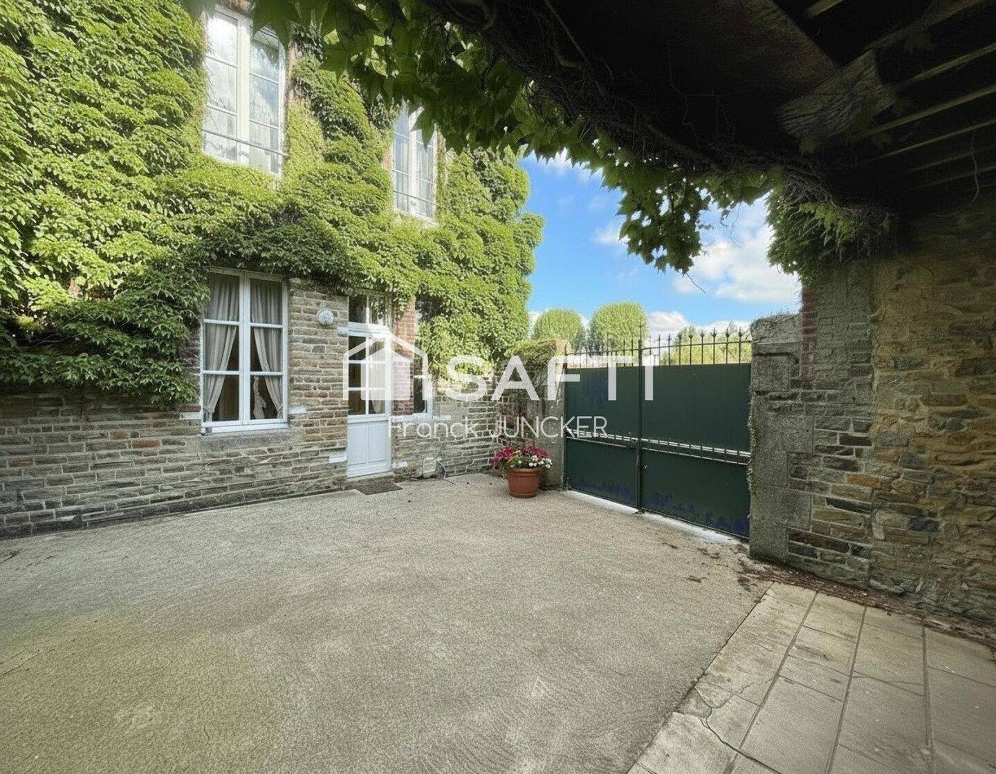 Maison 15 pièces 351 m² · à Condé-en-Normandie · 351 m² · 314 000 €