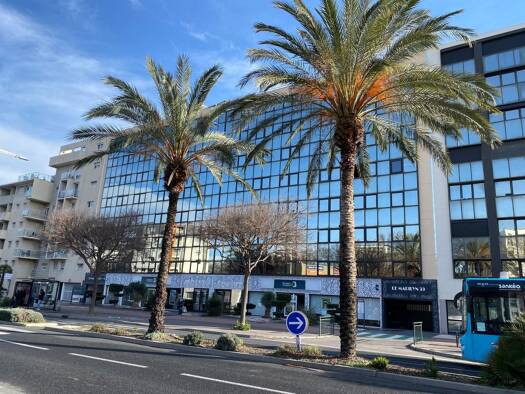 Espace bureau à vendre 735 000 € 591 m² de bureaux divisible de 590 m² à 1 m² Perpignan 66000