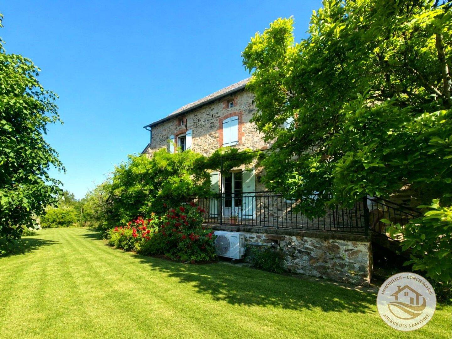 Maison de caractère en pierre — 158 m² + grange 135 m² + terrain