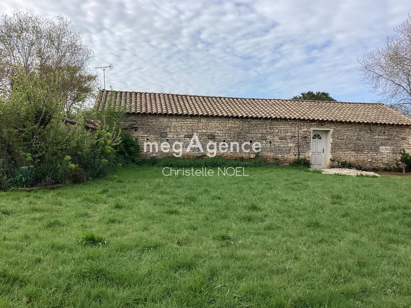 Maison 9 pièces 175 m² · à Sainte-Gemme-la-Plaine · 175 m² · 180 000 €