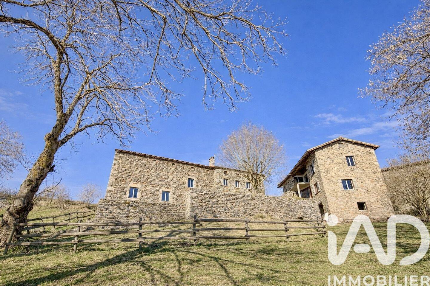 Maison 7 pièces 270 m² · à Saint-Jean-Lachalm · 270 m² · 279 000 €