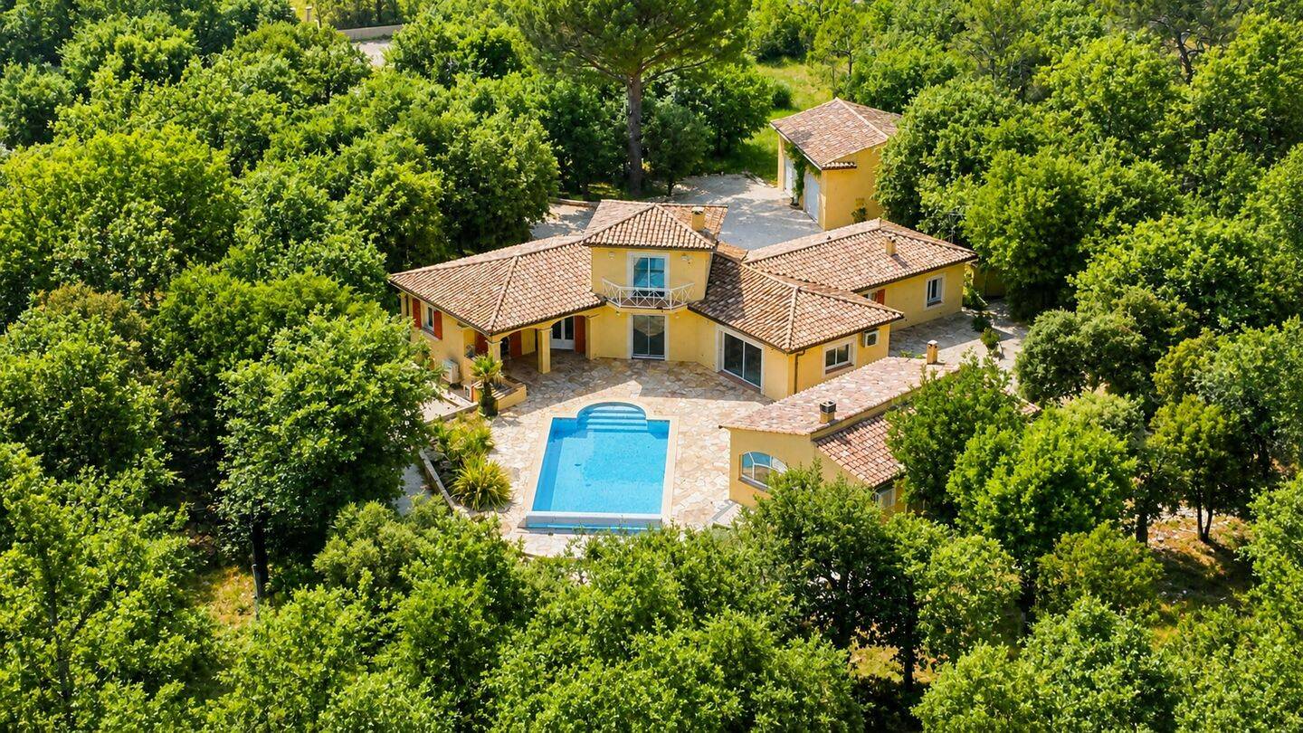 Maison 7 pièces 170 m² · à Méounes-lès-Montrieux · 170 m² · 739 000 €